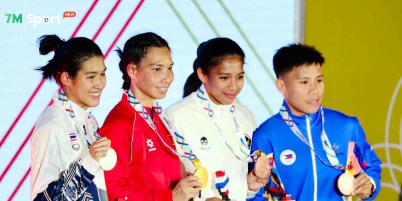 Tin tức về huy chương của VN tại Sea Games 33 mới nhất 8 Thị Linh mặc áo đỏ nhận HCV tại bục trao giải
